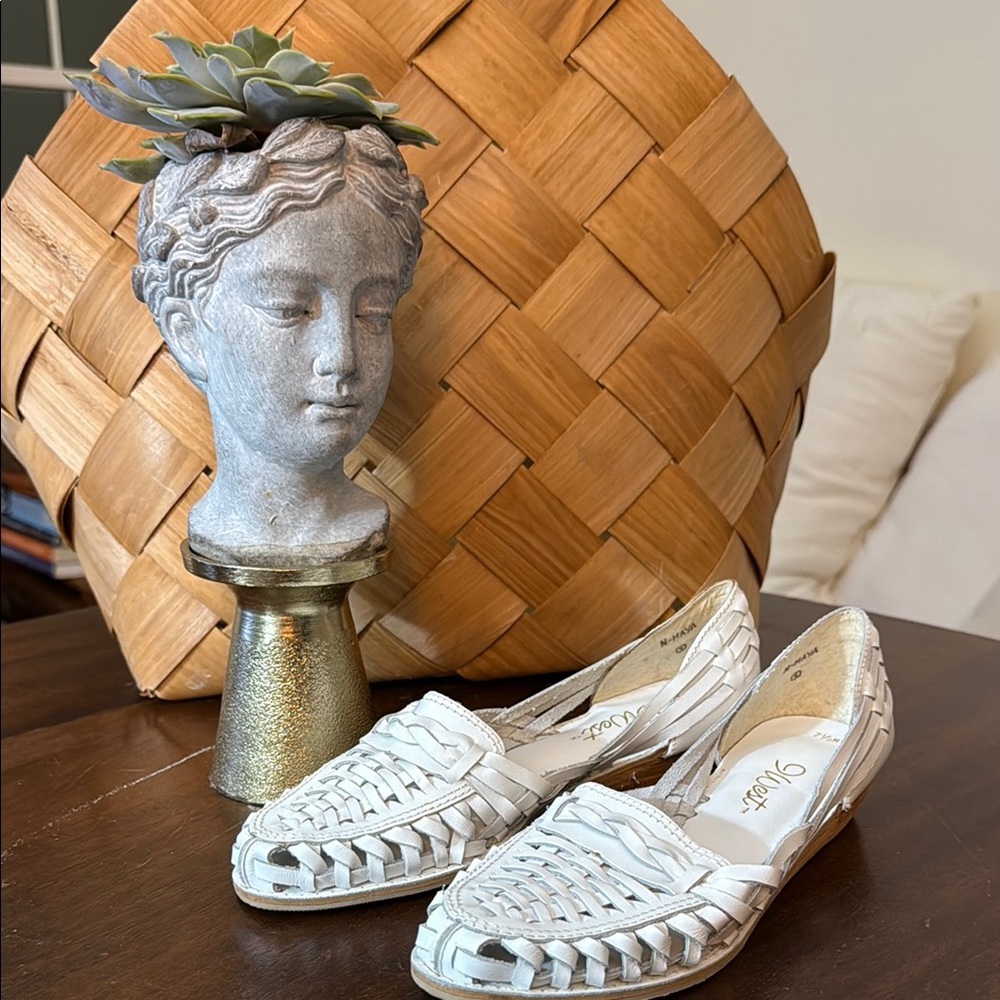 80s vintage  like-new 7 1/2 N  White Loafers Sandals Huarcches by 9 west